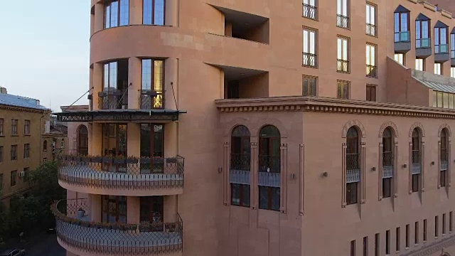 在埃里温的豪华公寓综合体，亚美尼亚房地产出租，鸟瞰图视频下载