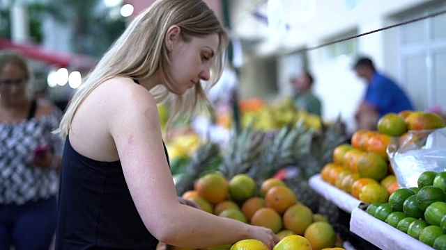 一位巴西妇女在街头市场买水果视频下载