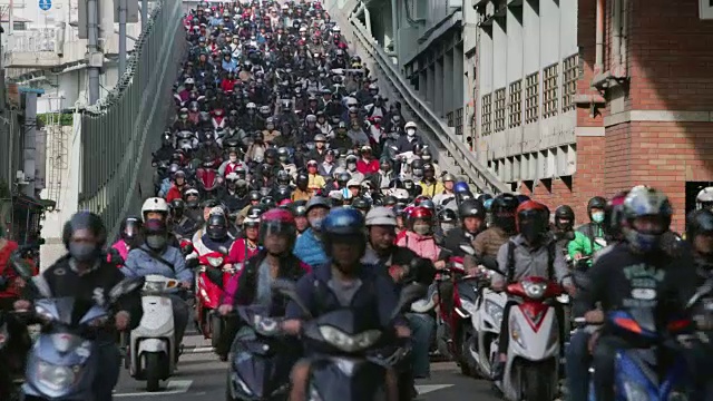 高峰时段，一条挤满了摩托车的道路/台湾台北视频素材