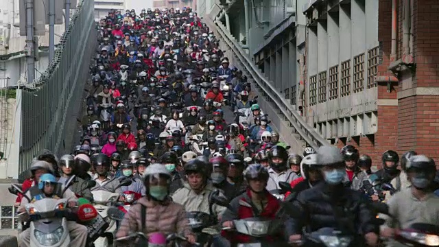 高峰时段，一条挤满了摩托车的道路/台湾台北视频素材