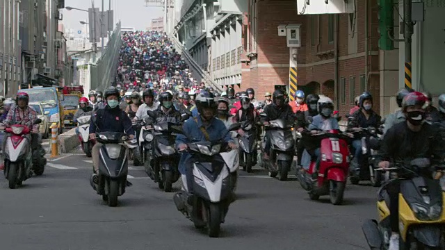 高峰时段挤满了摩托车的道路/台湾台北视频素材