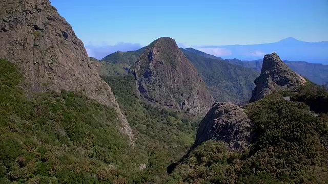鸟瞰图洛克斯全景-火山罗克德奥吉拉，罗克德拉扎尔西塔，米拉多德洛克斯在加那利群岛拉戈梅拉加拉约内国家公园视频素材