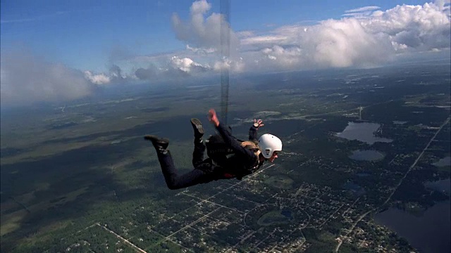 女跳伞运动员打开降落伞视频素材