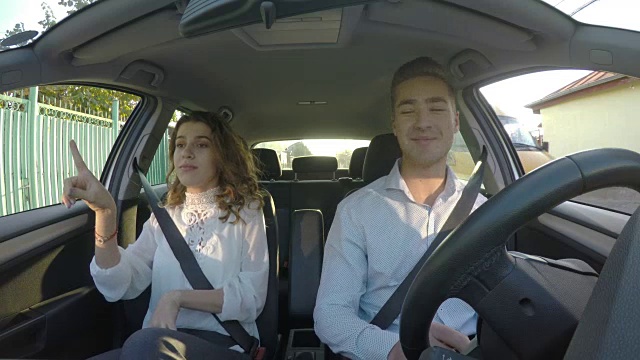 情侣们在车里唱歌跳舞视频素材