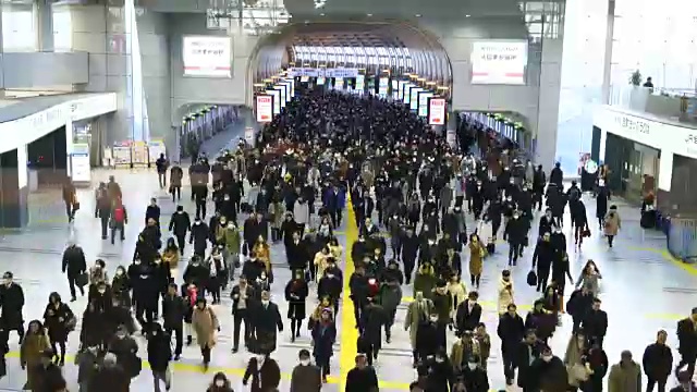 2018年1月26日，日本东京品川，JR品川站Konan出口的通勤场景。上班族们正通过彩虹路通道前往品川商业区的办公室。视频下载