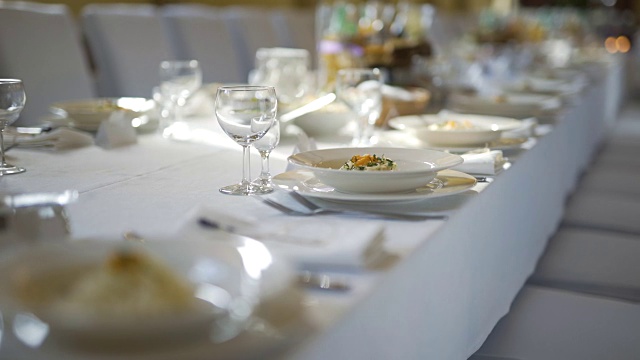 装饰豪华的餐桌，优雅的晚餐，晚餐浪漫的背景视频素材