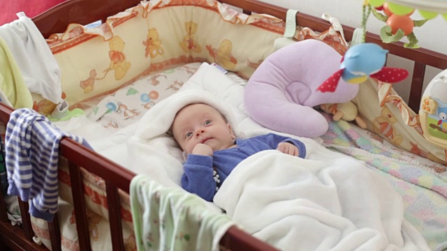 婴儿在婴儿床里醒着视频下载