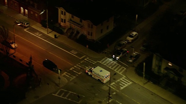 救护车在夜晚的城市街道上视频下载