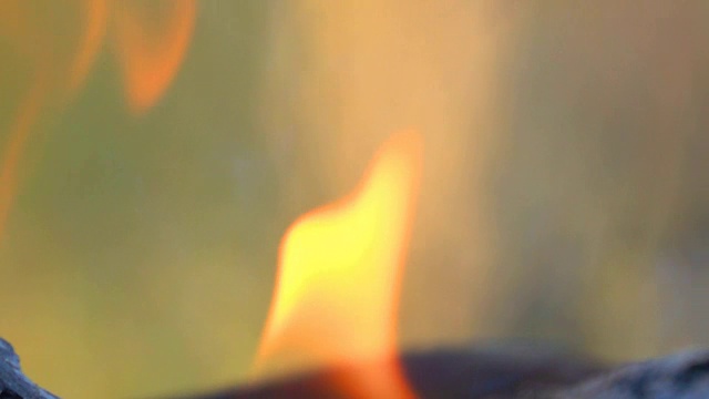 慢镜头火焰和木炭视频素材