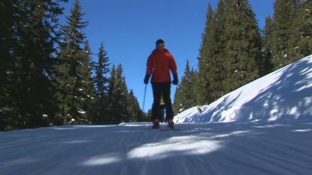 两个滑雪者在猫跑道上视频素材