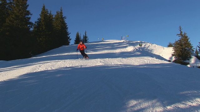 女子在空旷的斜坡上滑雪视频素材