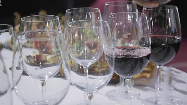 Furshet。桌上满杯的葡萄酒与点心和开胃菜在背景。香槟的泡沫视频下载