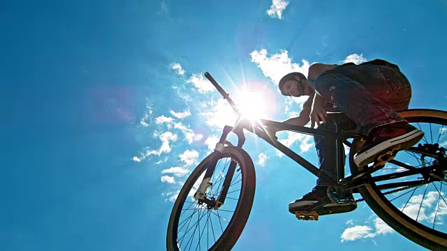 速度坡道摩托车跳上天空与蓝色的背景视频下载