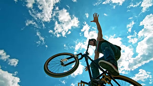 SLO MO男性自行车做了一个没有手没有脚的把戏，而在他的DJ自行车空中视频下载