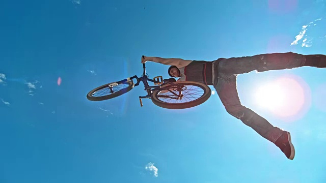 SPEED RAMP一名男性摩托车手在他的DJ自行车上表演超人把戏视频下载