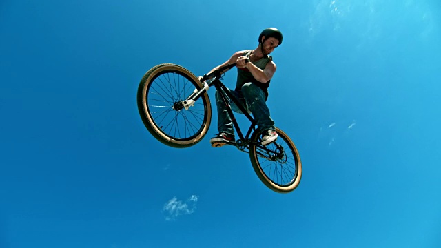 SLO MO男DJ摩托车在晴朗的蓝天上的空气视频下载