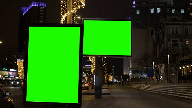 两块带有绿色屏幕的广告牌。视频下载