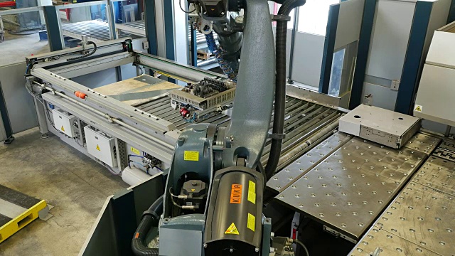 金属工厂的机器手臂捡起金属板视频下载