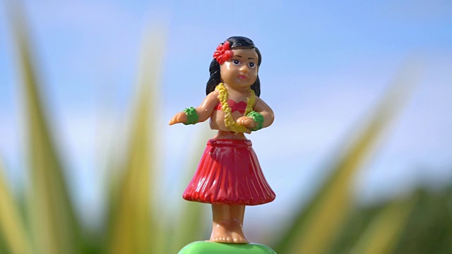 传统草裙舞纪念品玩具在蓝天在4K视频下载