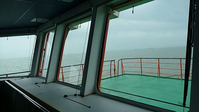 在恶劣天气下从甲板室眺望大海视频素材