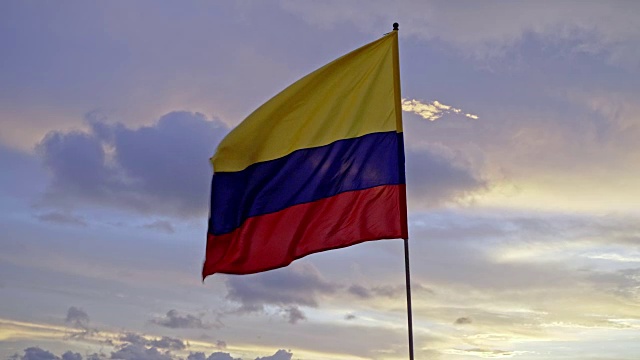 日落时分的哥伦比亚国旗视频下载