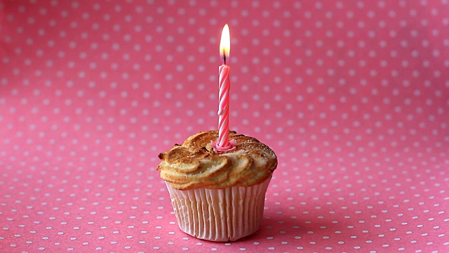 生日的纸杯蛋糕和点燃的蜡烛视频素材