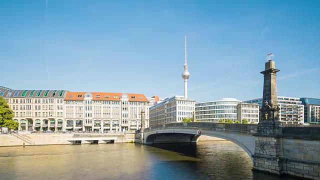 柏林天际线夏季日时间推移Zoom与船在施普雷河视频素材