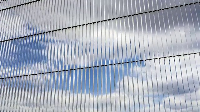 蓝色的天空，移动的云和太阳在反射表面-延时背景视频下载