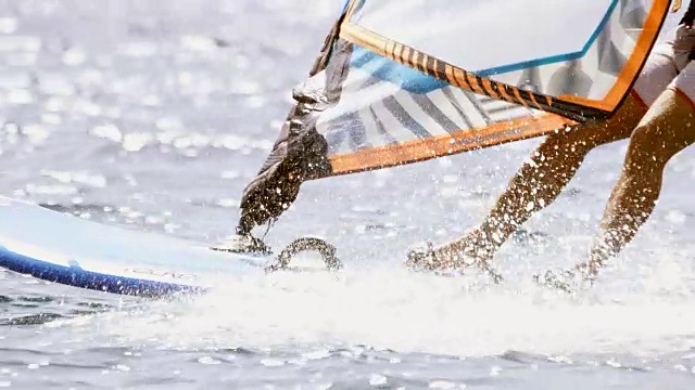 一个帆板运动员在海上冲浪的低角度镜头视频下载