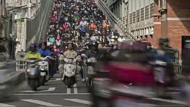 高峰时段拥挤的摩托车路/台湾台北视频素材