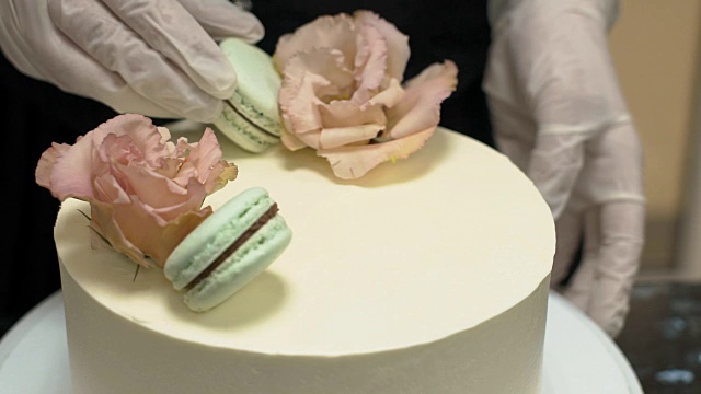 近距离的奶酪蛋糕装饰玫瑰和酸橙饼干在糖果店视频下载