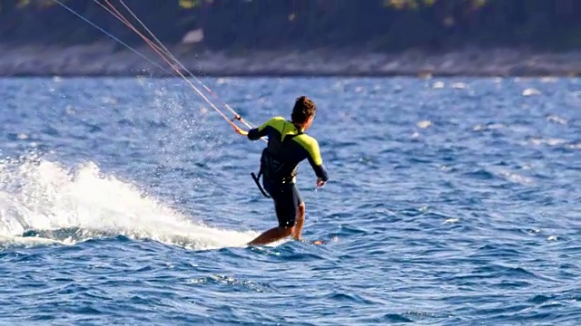 SLO MO风筝滑板在海湾冲浪视频素材