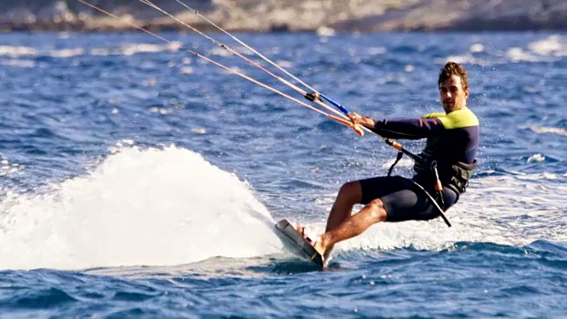 SLO MO风筝冲浪在海洋上视频素材