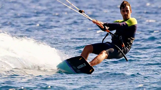 SLO MO风筝滑板在海洋冲浪的乐趣视频素材