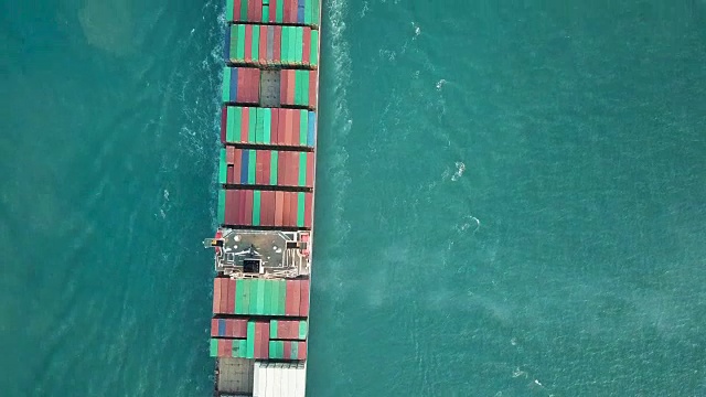 航拍远洋集装箱船。视频素材