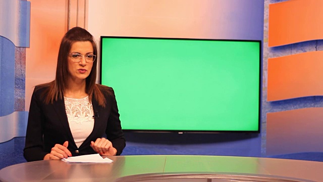 年轻女性电视主持人，绿幕背景视频下载