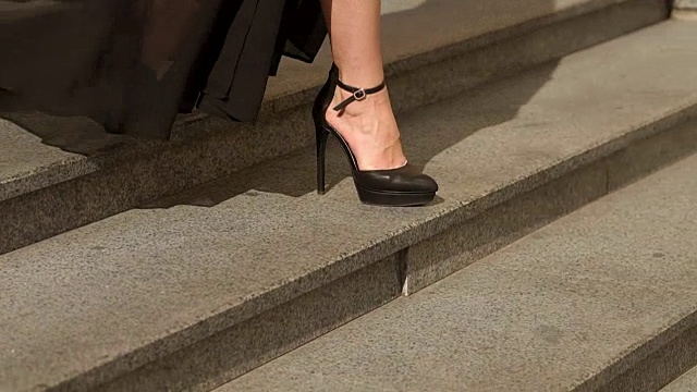 性感的腿在黑色高跟鞋下楼梯视频素材
