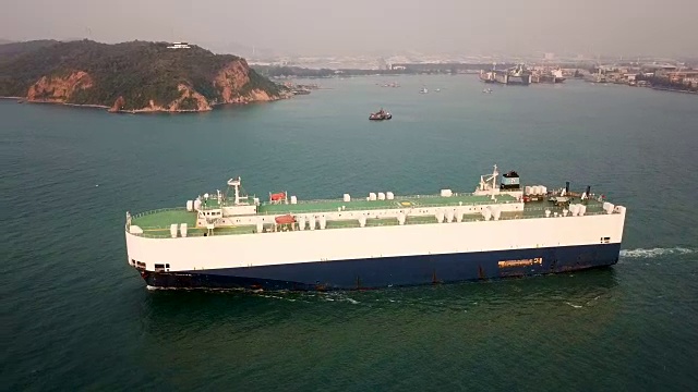 从工厂通过海运运送新车的大船视频下载