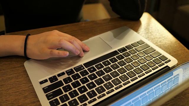 女人使用的笔记本电脑视频素材