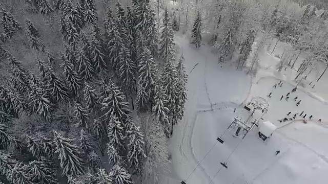 雪林和滑雪者在滑雪缆车pov。视频素材