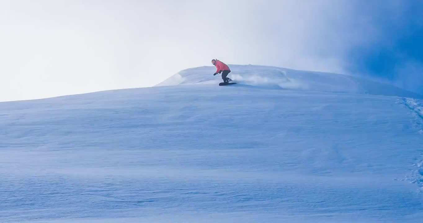 穷乡僻僻的滑雪者在做粉状转弯，把雪喷进相机里视频素材