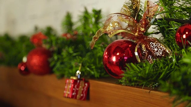 圣诞装饰品。红色的小球和绿色的云杉树枝视频下载