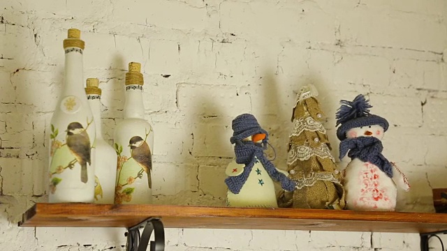 室内的圣诞装饰。雪人和人造树视频下载