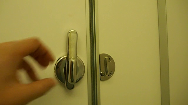 用手拧门把手关上厕所的门视频素材