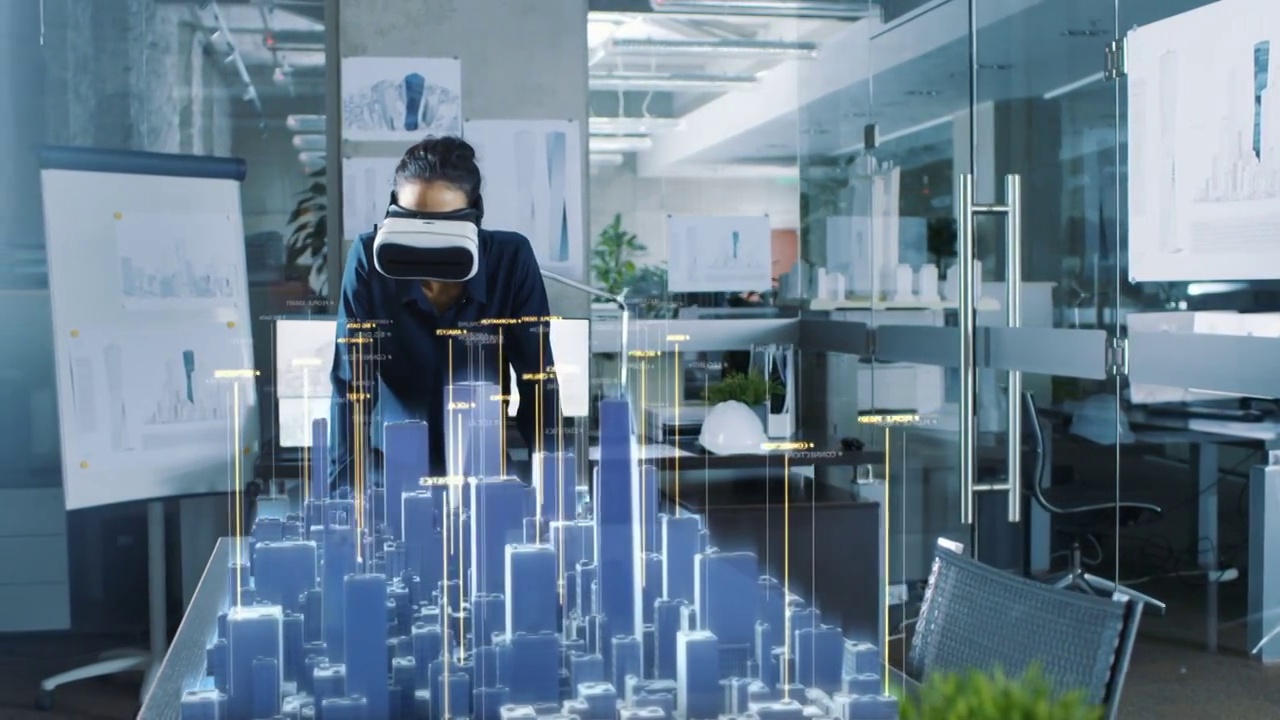 职业女建筑师戴着增强现实耳机做手势，展示3D城市模型统计。高科技办公室使用虚拟现实建模软件的应用。视频素材