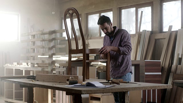 男木匠在家具车间组装椅子视频下载