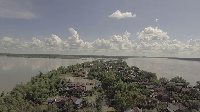 空中:飞过东南亚最严重的洪水，淹没了农田，淹没了河岸低洼的村庄视频素材