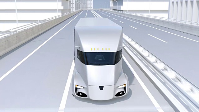 自动驾驶电动半挂车在高速公路上行驶视频素材