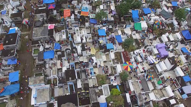 混乱的城市公共公墓停车场。右转无人机航拍视频素材