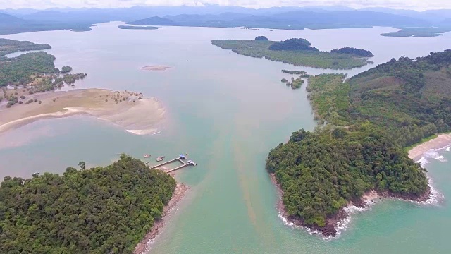鸟瞰图热带绿岛与白色沙滩视频下载